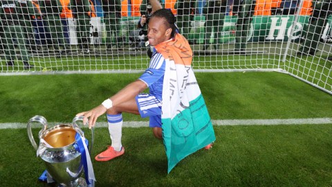 El marfileño Didier Drogba con el trofeo de la Liga de Campeones que ganó el Chelsea el pasado mes de mayo al Bayern Munich. Drogba anotó el gol del empate y el penal decisivo en la final de la Champions, luego que el partido terminó 1-1.