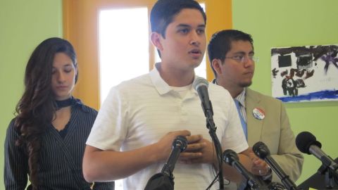 Líderes de la comunidad inmigrante piden precaución y paciencia a jóvenes 'soñadores'.