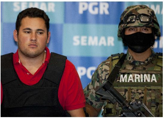 Presentan Al Hijo Del Chapo Guzman La Opinion Jesus alfredo guzman, a son of the jailed drug lord el chapo has been kidnapped, raising fears of a war between narcotics gangs. la opinion