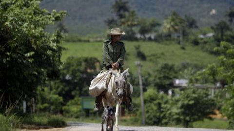 Alberto Betancourt Roa destacó que se está estudiando una prórroga del tiempo de usufructo en el programa de entrega de tierras, del que hasta ahora se han beneficiado más de 200,000 personas, y que irá acompañada de un incremento en la cantidad de hectáreas.