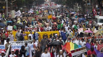 Manifestantes participan en la marcha que forma parte del Día de Movilización Global en  Río de Janeiro, contra  Río+20.