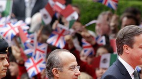 El presidente  Felipe Calderón da la bienvenida al primer ministro británico David Cameron, en una ceremonia ayer en el Palacio Presidencial de Los Pinos..