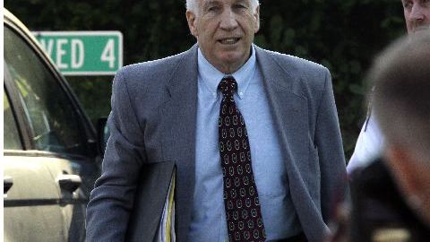 Jerry Sandusky,  el exentrenador asistente de fútbol americano de la universidad Penn State.
