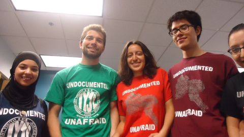 Varios  jóvenes indocumentados de Chicago, integrantes de la Immigrant Youth Justice League (IYJL).