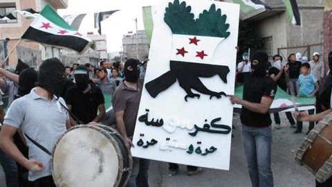 Foto de opositores sirios al régimen tomada por los Consejos de Coordinación Local.