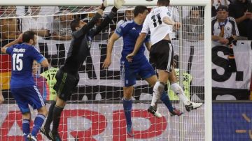 El alemán Miroslav Klose marca su tercer gol durante el partido entre Alemania y Grecia en Polonia.