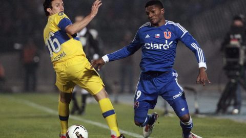 Junior Fernandes (der.) de la Universidad de Chile supera la marca de Pablo Ledesma (izq.), de Boca Juniors en el juego que terminó sin goles.