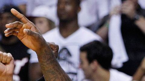 LeBron James festeja su primer título de la NBA.