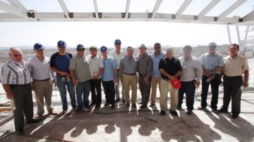 Directivos de la Serie del Caribe visitan el estadio en construcción en Hermosillo, sede de la final de la Serie del Caribe.