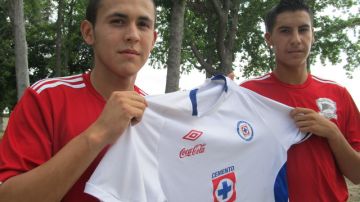 Los futbolistas houstonianos Carlos Escobar (izq) y Oscar Hernández Jr. van con las esperanzas de tener éxito en el club Cruz Azul.