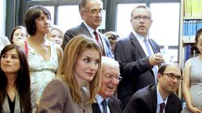 La princesa Letizia, que tiene dos hijas, escuchó con atención a los estudiantes del Colegio Emily Dickinson.