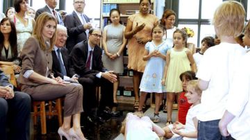 La princesa Letizia, que tiene dos hijas, escuchó con atención a los estudiantes del Colegio Emily Dickinson.