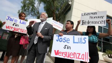Un grupo de activistas protestaron frente al  Canal 62, exigiendo la cancelación de 'José Luis Sin Censura'.