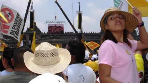 En 2006, multitud reunida contra el fraude, en el Zócalo de la Ciudad de México.