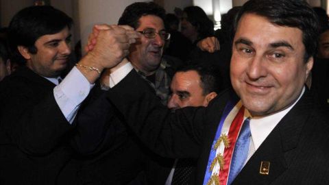 El nuevo presidente paraguayo, Federico Franco (d), llega al Palacio de Gobierno, tras tomar juramento al cargo.
