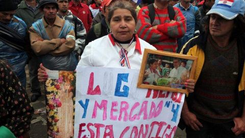 Un grupo de campesinos apoyan al presidente Fernando Lugo.