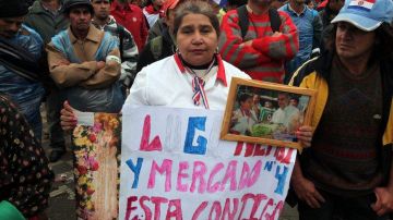 Un grupo de campesinos apoyan al presidente Fernando Lugo.
