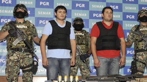 Cuando los elementos de  la Marina, capturaron al heredero de El Chapo, (camisa roja) traía consigo  más de 150,000 dólares en efectivo.