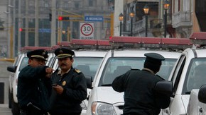La policía patrulla una calle de Lima considerada una ciudad insegura.