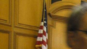 El sheriff estrellado; al fondo, miembros de la Comisión de Ética de la alcaldía de San Francisco.