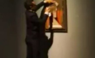 El pietaje muestra a un hombre vestido de negro que, en cuestión de segundos, rocía con aerosol la obra dejando la imagen de un toro y  la palabra “conquista” en el cuadro.