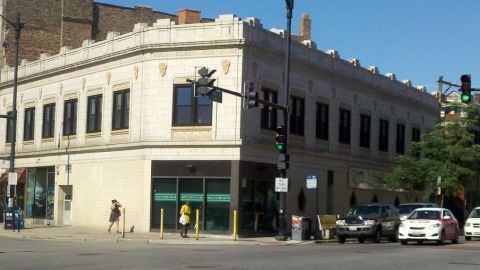 Radio Arte se ubica en la esquina de las calles Blue Island, Loomis y 18th St.
