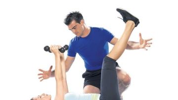La rutina del entrenador se basa en ejercicios de resistencia utilizando el mismo peso corporal.