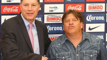 Tanto Miguel Herrera (der.) como Peláez excusaron al plantel de Coapa tras ser sorprendidos de fiesta durante la pretemporada.