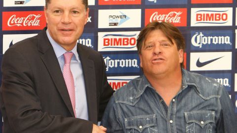 Tanto Miguel Herrera (der.) como Peláez excusaron al plantel de Coapa tras ser sorprendidos de fiesta durante la pretemporada.
