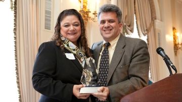 Alma Guajardo-Crossley recibiendo su Premio Latina Trailblazer que otorga LatinoJustice PRLDEF