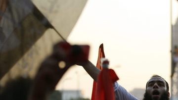 Egipcios participan en una manifestación contra el retraso en el anuncio de los resultados de los comicios en el país, en la plaza Tahrir de El Cairo (Egipto), ayer.