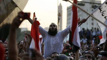 Egipcios participan en una manifestación contra el retraso en el anuncio de los resultados de los comicios en el país, en la plaza Tahrir de El Cairo (Egipto), ayer.