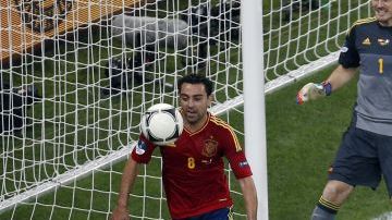 Laurent Koscielny, de Francia, intenta hacer un gol mientras lo rodean los españoles Xavi Hernández, Iker Casillas y Xabi Alonso.