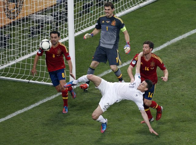 Laurent Koscielny, de Francia, intenta hacer un gol mientras lo rodean los españoles Xavi Hernández, Iker Casillas y Xabi Alonso.
