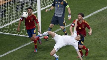 Laurent Koscielny, de Francia, intenta hacer un gol mientras lo rodean los españoles Xavi Hernández, Iker Casillas y Xabi Alonso.