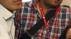 Elodia León Vega sostiene las fotos de su hijo durante una conferencia en la que aseguró que el detenido se llama Felix Beltrán León.