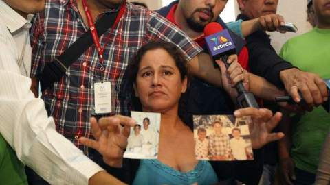 Elodia León Vega sostiene las fotos de su hijo durante una conferencia en la que aseguró que el detenido se llama Felix Beltrán León.