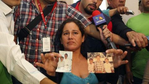 Elodia León Vega sostiene las fotos de su hijo durante una conferencia en la que aseguró que el detenido se llama Felix Beltrán León.