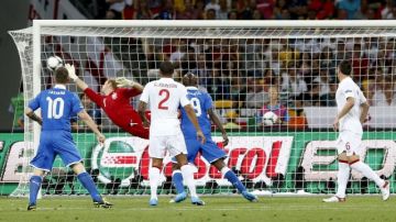 El portero inglés Joe Hart intenta detener el balón, durante el partido de cuartos de final de la Eurocopa 2012 disputado frente a Italia.