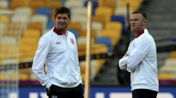 Los jugadores de la selección inglesa Steven Gerrard (i) y Wayne Rooney (d).