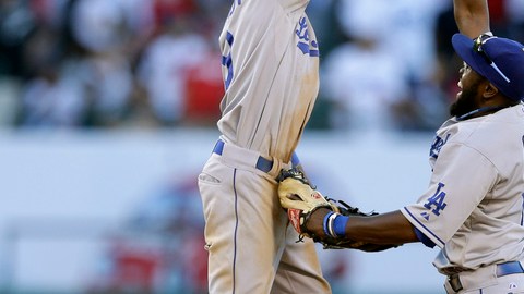 Gordon (izq.) y Gwynn celebran a su modo  al caer el out número 27  en el Angel Stadium.