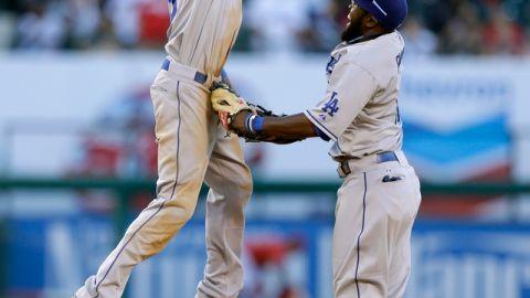 Gordon (izq.) y Gwynn celebran a su modo  al caer el out número 27  en el Angel Stadium.