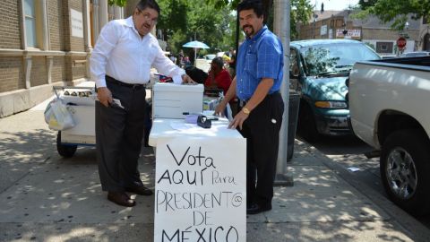 Un residente de La Villita ejerce su derecho a voto en una de las 25 casillas distribuidas en Chicago.