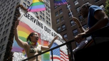 Con muchas razones para estar de fiesta los y las participantes del Desfile de Orgullo Gay en Nueva York.