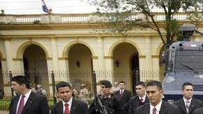 Guardaespaldas del nuevo gobierno paraguayo montan guardia en la Plaza de Armas para proteger a los ministros quienes formarán parte del nuevo mandato.