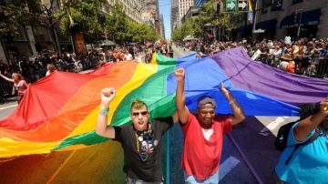 Participantes desfilando con la bandera del arco iris durante el 42o desfile anual de del Orgullo Gay en San Francisco.