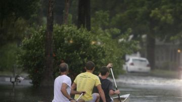 Personas se desplazan en canoa por las calles inundadas de Tampa, Florida.