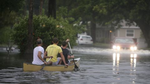 Personas se desplazan en canoa por las calles inundadas de Tampa, Florida.