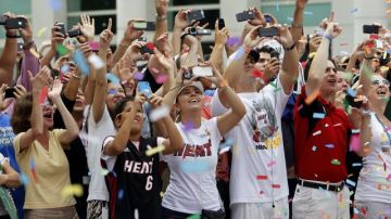 Miles de eufóricos aficionados se volcaron hoy a las calles de Miami para aclamar a los campeones de la NBA.