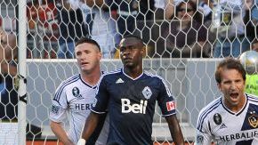 Al fondo, Mike Magee grita su gol ante Vancouver el sábado. A la derecha, David Beckahm se suma a la celebración.
